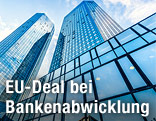 Wolkenkratzer in Frankfurt von unten aufgenommen