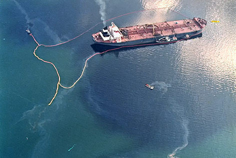 Ölteppich um den havarierten Öltanker Exxon Valdez