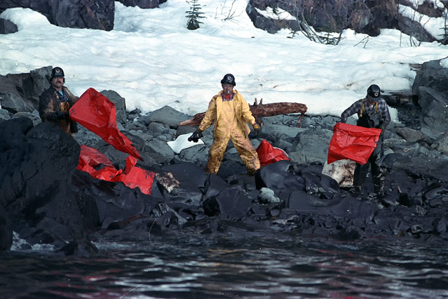 © Reuters/Mike Blake Helfer bei den Reinigungsarbeiten nach der Havarie des Öltankers Exxon Valdez