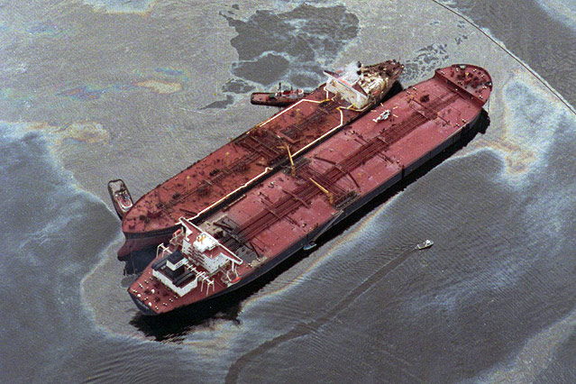 © AP Ölteppich um den havarierten Öltanker Exxon Valdez