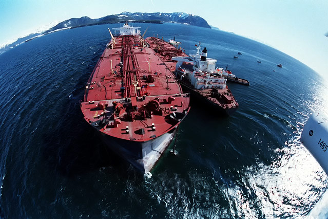 © AP Havarierter Öltanker "Exxon Valdez" vor Valdez, Alaska