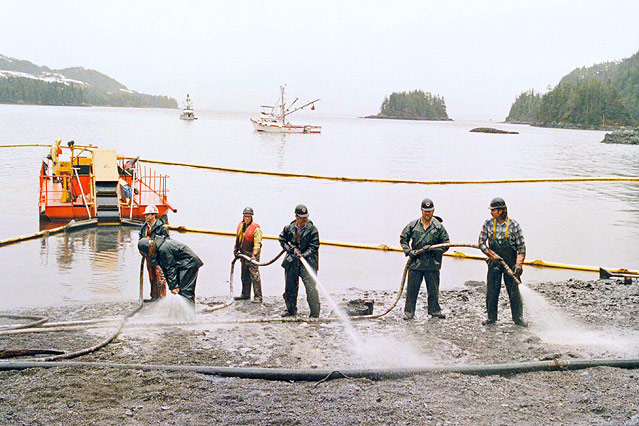 © AP/John Gaps III Helfer bei der Reinigung des Strandes nach der Havarie des Öltankers Exxon Valdez