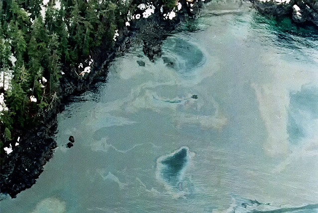 © AP Ölteppich vor Squire Island, Alaska, verursacht durch die Exxon-Valdez-Havarie