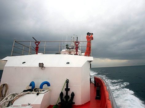 © APA/EPA/Hotli Simanjuntak Personal der Indonesian Search And Rescue sucht im Meer nach Flugzeugresten
