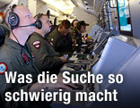 Ein Mitglied der US-Navy vor einem Radarger&auml;t
