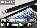 Handy-Taschenrechner auf einem Steuerformular