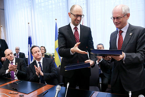 © APA/EPA/Olivier Hoslet Ukrainischer Ministerpräsident Arseni Jazenjuk und EU-Ratspräsident Herman Van Rompuy