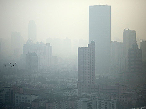 © AP/Eugene Hoshiko Smog in China