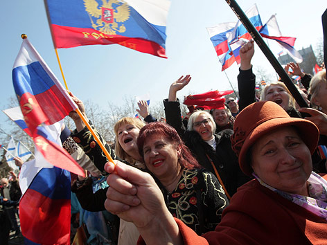 Jubelnde Menschen auf der Krim