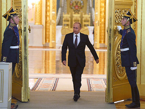 Putin tritt durch eine Tür