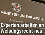 Schild vor dem Justizministerium