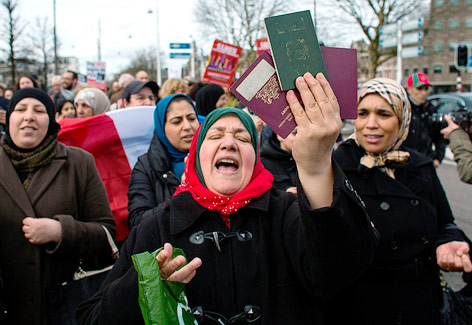 © Reuters/Cris Toala Olivares Eine Frau hält in Amsterdam ihren niederländischen und marokkanischen Pass in der Hand