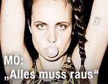 Karen Marie Örested (MÖ) mit einem Kaugummi-Blase vor dem Mund