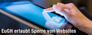 Ein Finger ber&uuml;hrt das Display eines Tablet-PCs