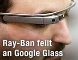Mann mit Google-Brille