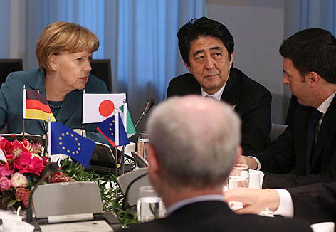 © APA/EPA/Oliver Berg Angela Merkel (Deutschland), Shinzo Abe (Japan) und Matteo Renzi (Italien) beim G7-Gipfel