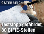 Mann beim Lesen