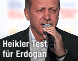 Türkeis Premier Recep Tayyip Erdogan bei einer Wahlveranstaltung vor Menschenmassen