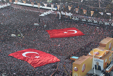 © APA/EPA/Prime Minister Press Office/Kayhan Ozer Menschenmassen bei Wahlveranstaltung
