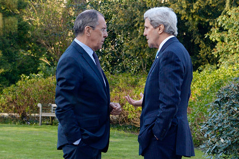 Der russische Außenminister Sergey Lavrov mit dem Außenminister der USA John Kerry