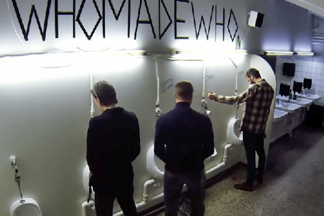 © WhoMadeWho Soundinstallation auf einem WC