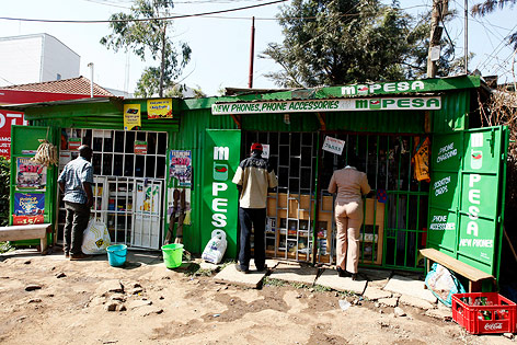 Kunden bei einem M-Pesa-Agent