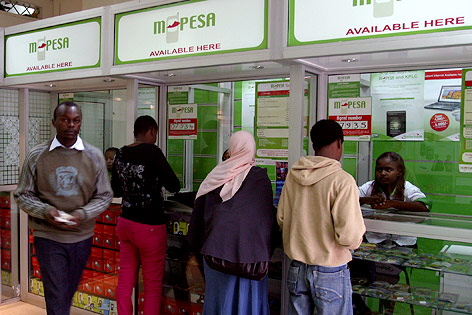 Kunden bei einem M-Pesa-Schalter