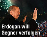 Tayyip Erdogan winkt von einem Balkon herunter