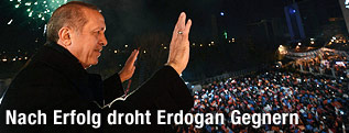 Tayyip Erdogan winkt von einem Balkon herunter