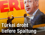 Jugendliche bemahlen Erdogan-Plakat