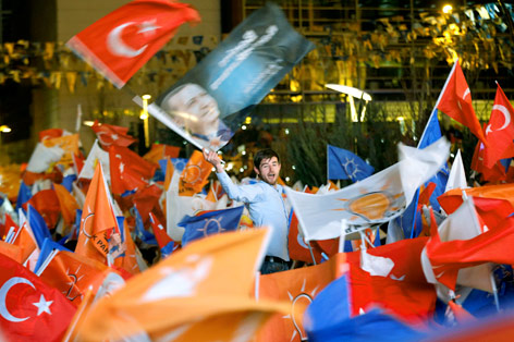 © Reuters/Umit Bektas Erdogan-Fans feiern Wahlsieg