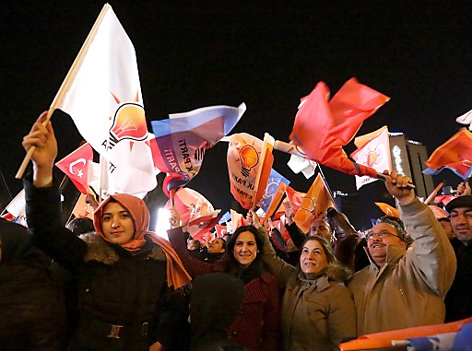 © APA/EPA/DEPO PHOTOS AKP-Anhänger vor der Parteizentrale in Ankara