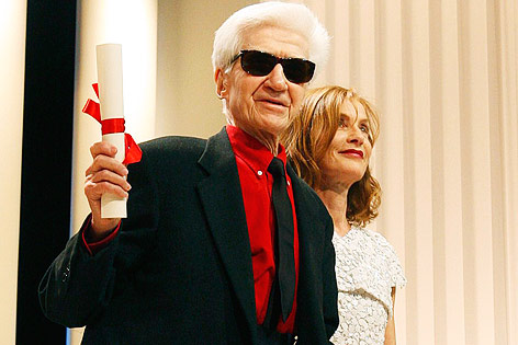 Der französische Regisseur Alain Resnais in Cannes mit dem Preis für sein Lebenswerk