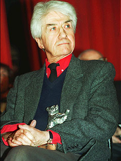 Der französische Regisseur Alain Resnais erhält waehrend der Berliner Filmfestspiele den Silbernen Bären