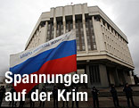 Russische Flagge vor einem Regierungsgeb&auml;ude in Simferopol
