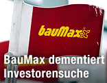 Logo von BauMax auf einer Plastikfahne