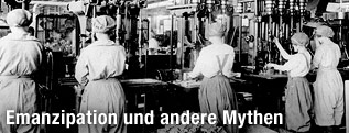 Frauen arbeiten in Pennsylvania an Bohrmaschinen während des ersten Weltkriegs