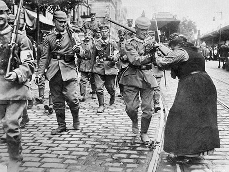 © AP Frauen überreichen preußischen Soldaten Blumen