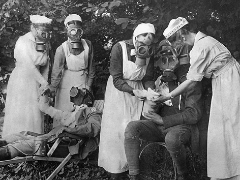 © picturedesk.com/akg-images Krankenschwestern mit Gasmasken