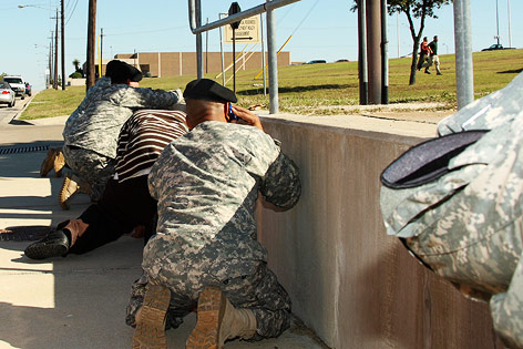 © AP/U.S. Army, Jeramie Sivley Soldaten suchen Deckung hinter einer Mauer