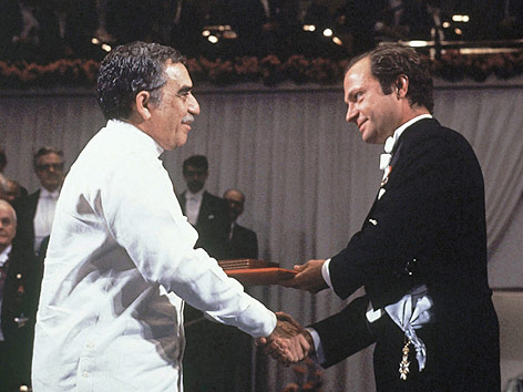 Schriftsteller Garbiel Garcia Marquez erhält den Nobelpreis von König Carl Gustaf