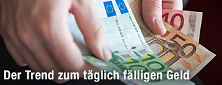 Hände mit Geldscheinen