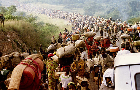 © Reuters/Jeremiah Kamau Flüchtlinge überqueren 1994 die Grenze zwischen Ruanda und Tansania