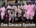 Genozid-Verdächtige vor einem traditionellen "Gacaca" Gericht
