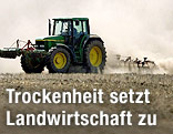 Ein Traktor hinterlässt eine Staubwolke
