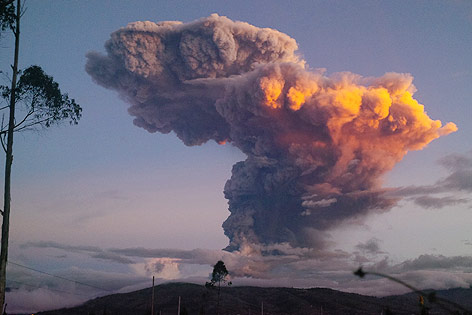 © APA/AP Rauchwolke des Vulkans Tungurahua