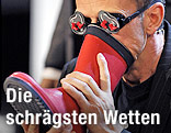 Thomas Schuster bei der Fußgeruch-Wette