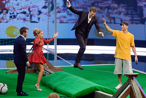 © APA/dpa/Marius Becker Markus Lanz steht neben Moderatorin und Wettpatin Sylvie Van Der Vaart