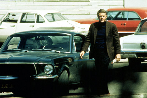 © Picturedesk/Everett Collection Steve McQueen mit seinem Ford Mustang im Film Bullitt