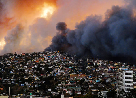 © Reuters/Cesar Pincheira Riesige Rauchsäule vor den Toren der chilenischen Stadt Valparaiso